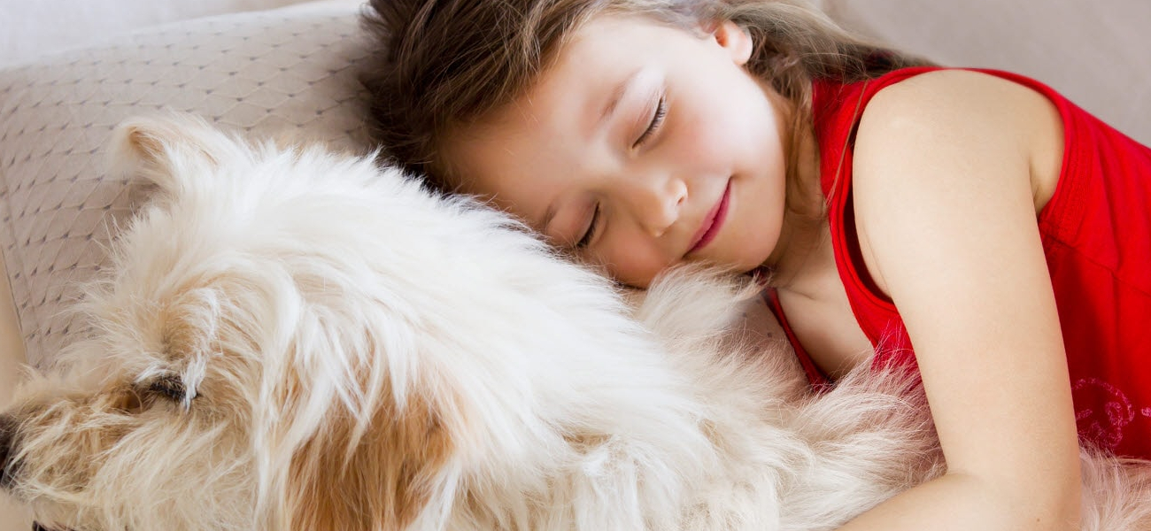 Ένα κοριτσάκι κοιμάται μαζί με ένα σκύλο